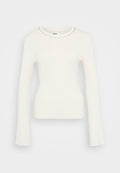 Rippent Weißer Pullover mit langen Ärmeln, figurbetontem Schnitt und verziertem Ausschnitt, der mit kleinen klaren Edelsteinen entlang des Kragens geschmückt ist.
