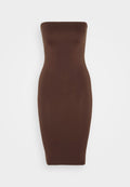 Dunkelbraunes, trägerloses Bodycon-Kleid mit enganliegendem Design, glatter Textur und knieumspielendem Schnitt, das ein nahtloses Finish aufweist.