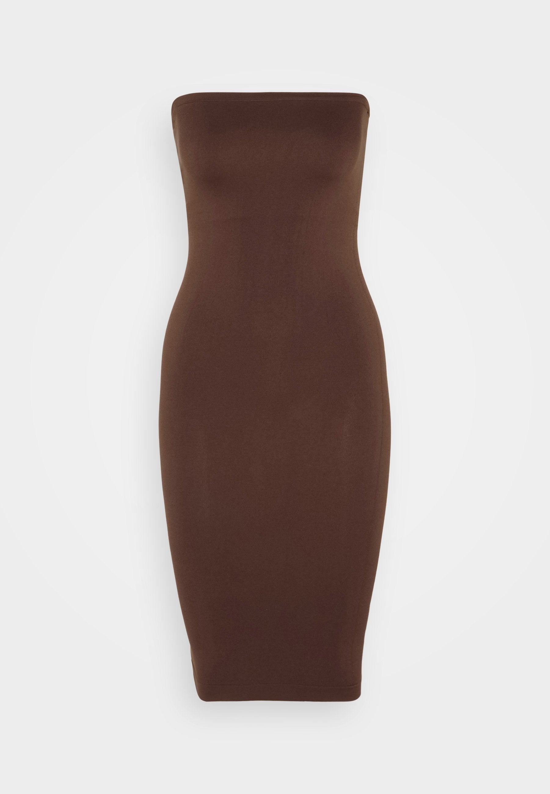 Dunkelbraunes, trägerloses Bodycon-Kleid mit enganliegendem Design, glatter Textur und knieumspielendem Schnitt, das ein nahtloses Finish aufweist.