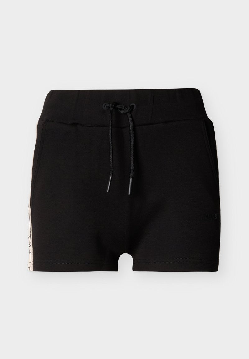 Schwarze Sportshorts mit elastischem Bund und vorderem Kordelzug, ausgestattet mit Seitenstreifen und einem kleinen Logo am linken Bein.