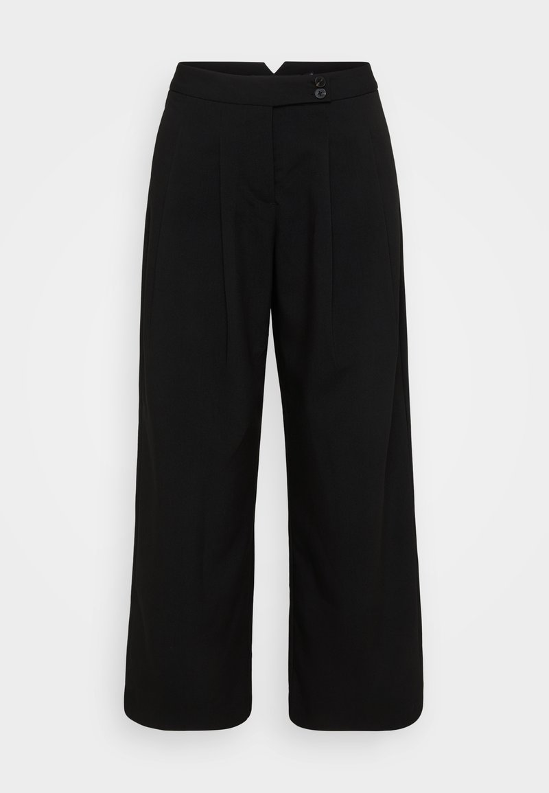 Schwarze Hosen mit weitem Bein, zwei vorderen Falten, glatter Textur und zwei Knöpfen am Bund. Keine Taschen sichtbar.