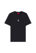 Schwarzes T-Shirt mit kurzen Ärmeln, weißem Blumenlogo und dem Schriftzug "HUGO" mittig auf der Brust, rotem Nackenschild mit "HUGO"-Branding.
