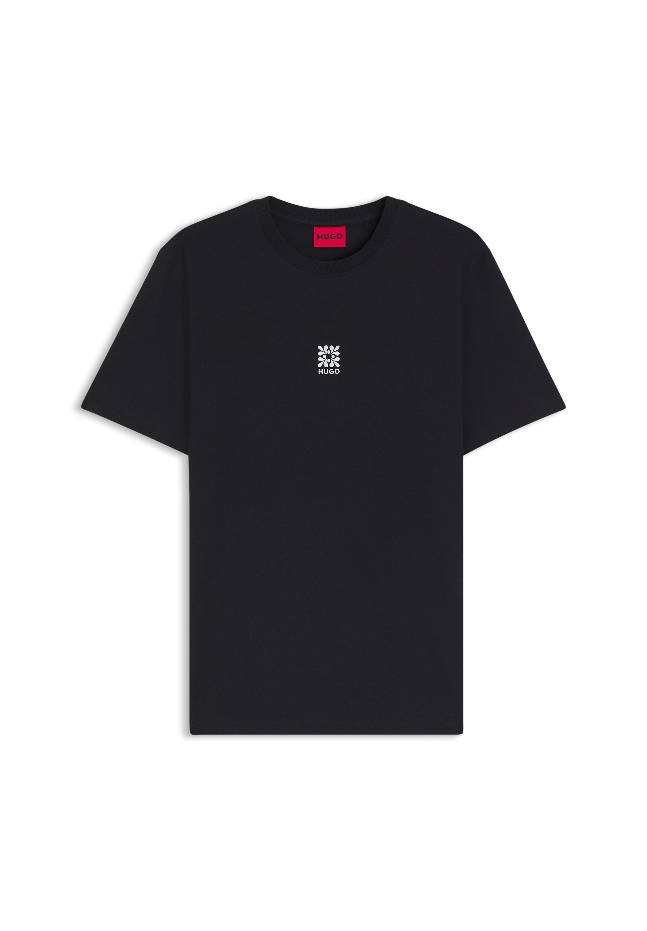 Schwarzes T-Shirt mit kurzen Ärmeln, weißem Blumenlogo und dem Schriftzug "HUGO" mittig auf der Brust, rotem Nackenschild mit "HUGO"-Branding.