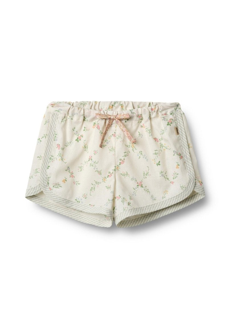 Blumige Shorts aus creamfarbigem Stoff mit einem Kordelzugbund. Verfügt über rosa und grüne Blumenmuster sowie gestreifte Akzente am Saum.