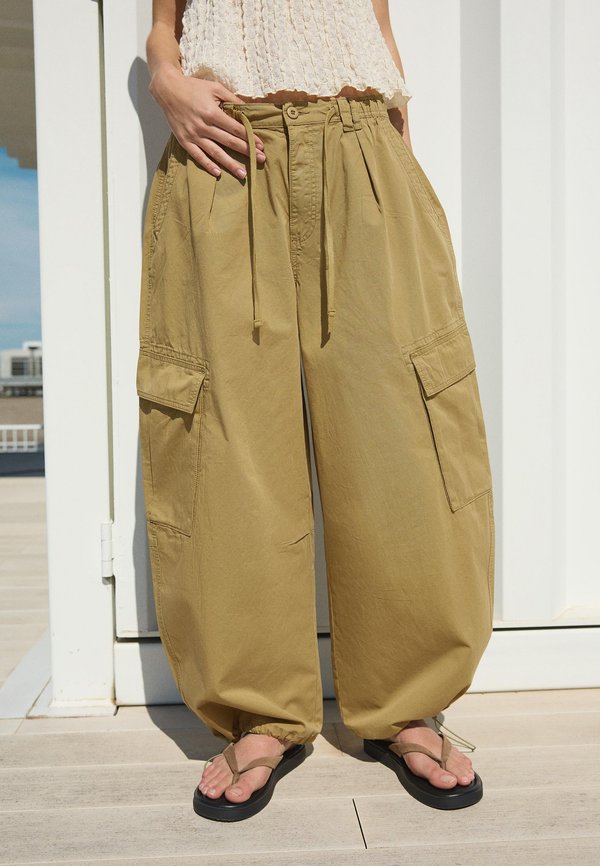 Bershka PRINTED CARGO TROUSERS - Cargo trousers - khaki