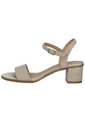 Beige Wildledersandalen mit einem breiten Vorderband, verstellbarem Knöchelriemen und einem stabilen Absatz. Glatte Sohle mit leichtem Glanz.
