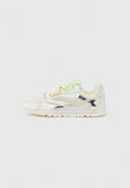Silberne Turnschuhe aus einer Mischung von Netz- und Lederstoffen. Sie verfügen über leuchtend grüne Schnürsenkel und eine strukturierte Sohle. Minimalistisches Design mit glänzenden Akzenten.