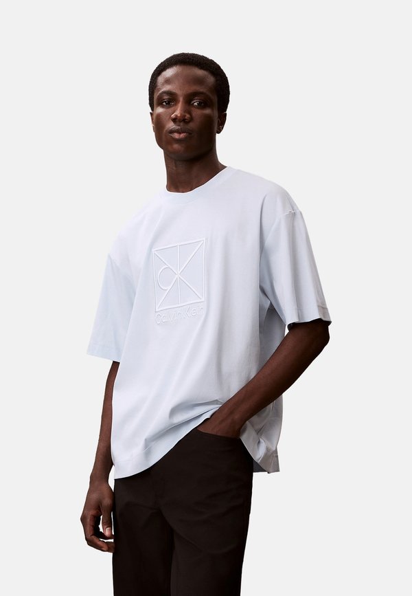 Calvin Klein SS RLXD PREMIUM INTERLOCK EMBLEM - Print T-shirt - plein air
