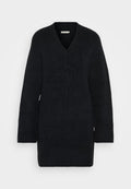 Schwarzes langes Strickkleid mit V-Ausschnitt, geripptem Kragen, Bündchen und Saum, auf einem schlichten weißen Hintergrund präsentiert.