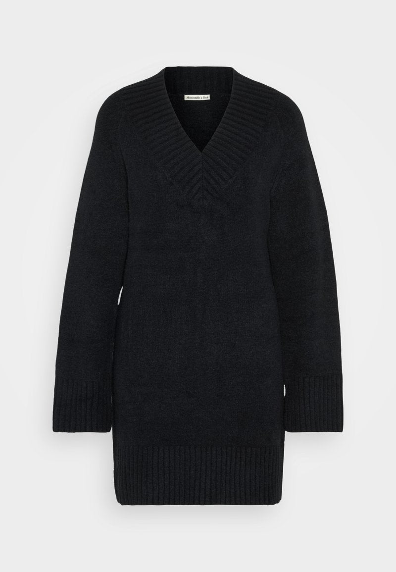 Schwarzes langes Strickkleid mit V-Ausschnitt, geripptem Kragen, Bündchen und Saum, auf einem schlichten weißen Hintergrund präsentiert.