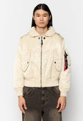 Beige Bomberjacke mit strukturiertem Kragen, Reißverschluss, zwei Fronttaschen und gerippten Bündchen. Verfügt über ein dekoratives Etikett am Ärmel.