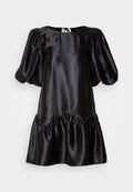 Schwarzes Satin-Kleid mit Puffärmel, runder Ausschnitt und gerafftem Saum. Verfügt über einen Rückenschnürung zur Anpassung und hat eine glatte Textur.