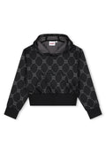 Schwarzer, kurzer Hoodie mit sich wiederholendem grauem "HUGO"-Logomuster und vorderer Kängurutasche, ausgestattet mit einem hohen Kragen und gerippten Bündchen.