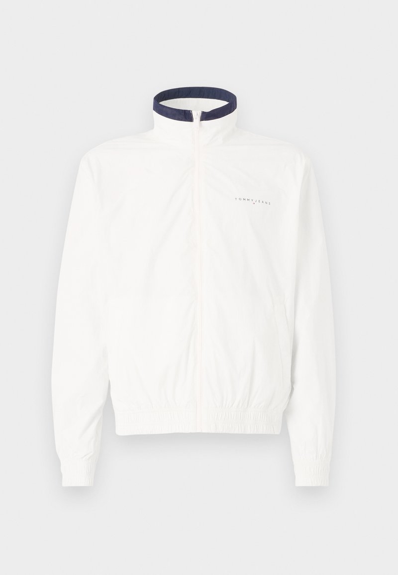 Weißer, leichter Jacke mit navyfarbenem Kragen, Frontreißverschluss, elastischen Bündchen und einem elastischen Saum; zeigt dezente Markenkennzeichnung auf der Brust.