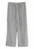 Schwarz-weiße, gestreifte weit geschnittene Hose mit einem elastischen Bund und Kordelzug, hergestellt aus einem weichen, strukturierten Stoff, der einen lässigen Sitz bietet.