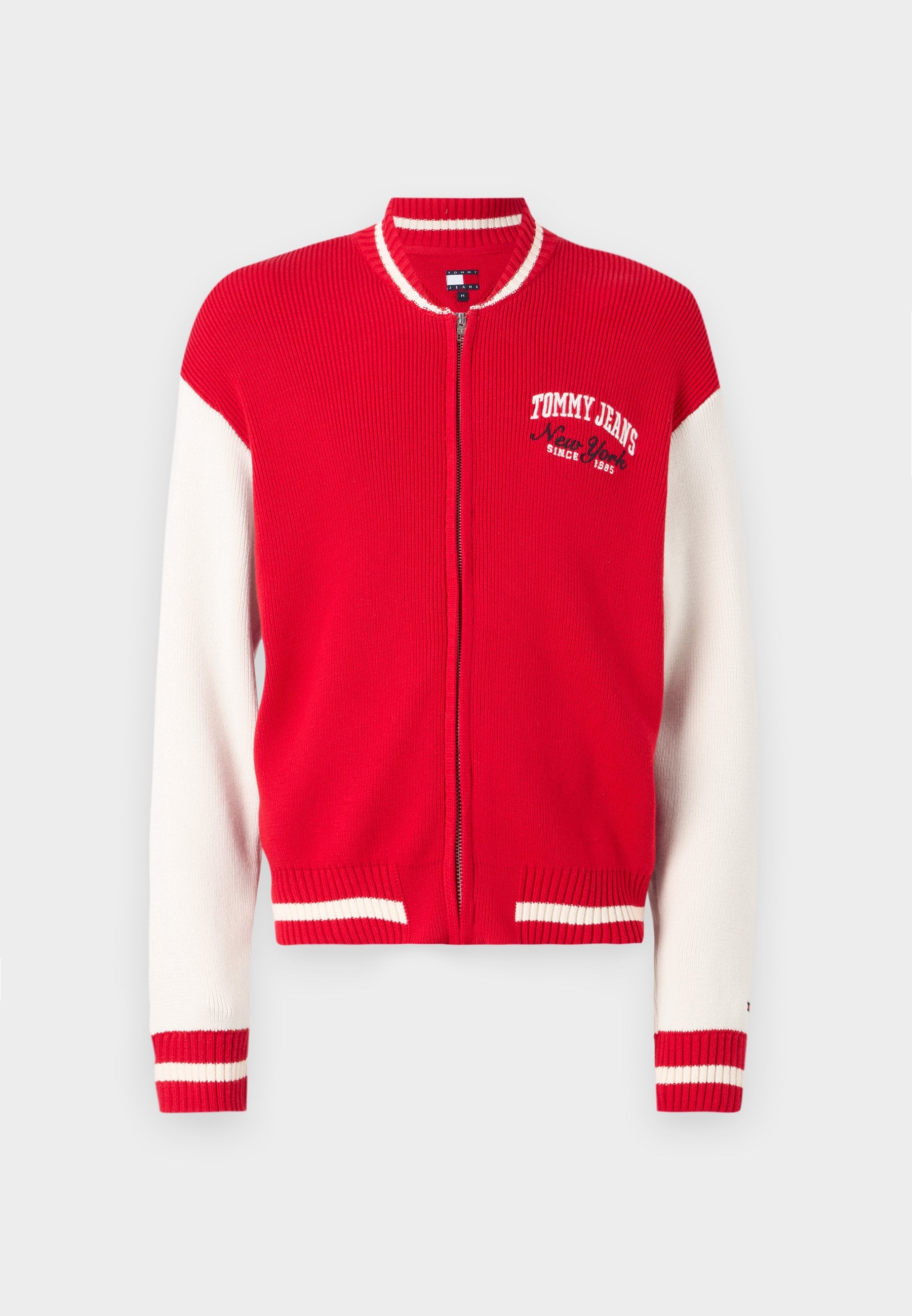 Rot und weiß gestreifte Strick-Bomberjacke mit Reißverschluss, featuring ein Tommy Jeans-Logo auf der Brust und gestreifte Details an den Bündchen und dem Saum.