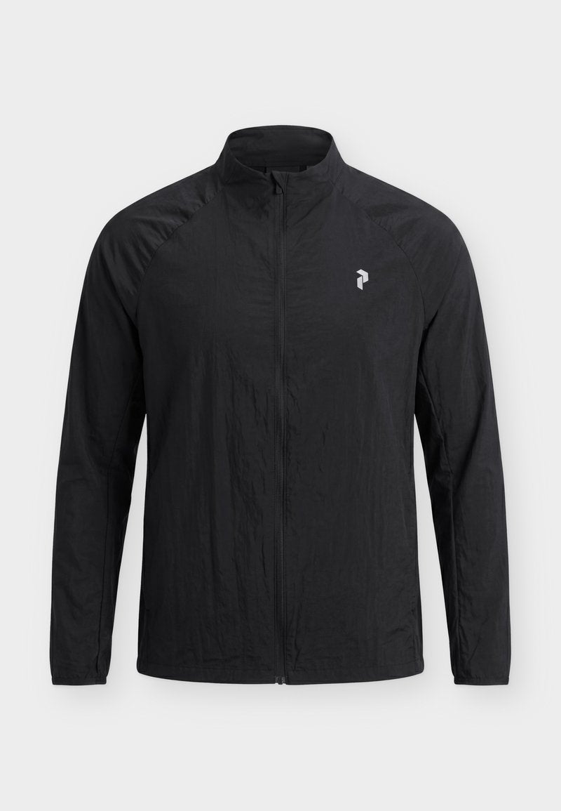 Schwarze leichte Jacke mit durchgehendem Reißverschluss, langen Ärmeln und kleinem weißem geometrischen Logo auf der linken Brust vor einfarbigem Hintergrund.