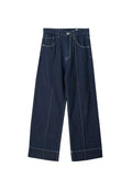 Dunkelblaue Jeans mit weitem Bein verfügen über fünf Taschen, kontrastierende weiße Nähte und einen geraden Schnitt mit einer Naht vorne und hinten.
