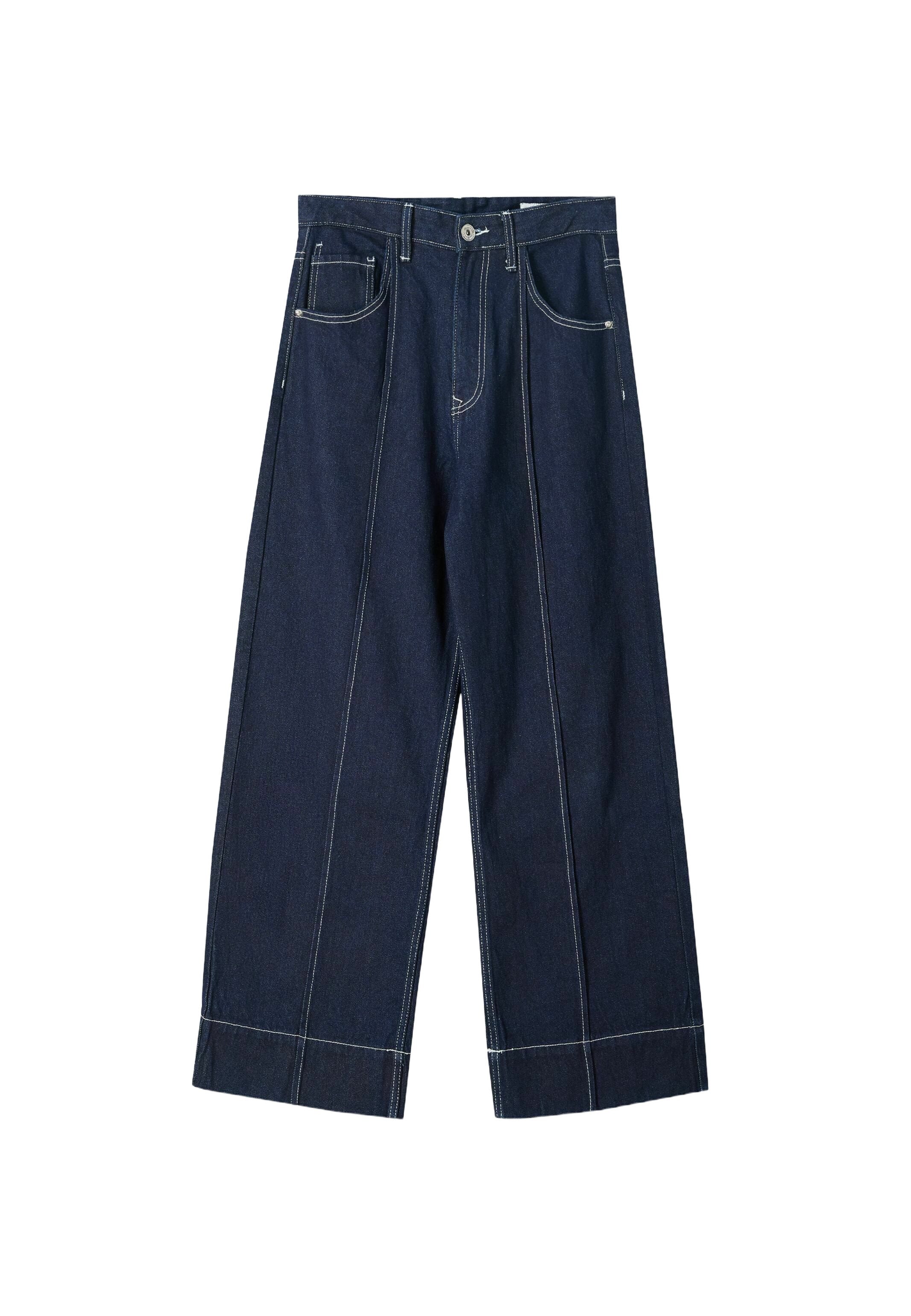 Dunkelblaue Jeans mit weitem Bein verfügen über fünf Taschen, kontrastierende weiße Nähte und einen geraden Schnitt mit einer Naht vorne und hinten.