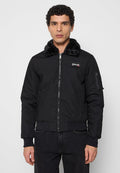 Schwarze Bomberjacke mit einem Kunstpelzkragen, Reißverschluss und gerippten Bündchen. Verfügt über ein Logopatch und eine Seitentasche mit Reißverschlussdetail.