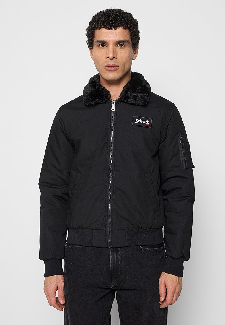 Schwarze Bomberjacke mit einem Kunstpelzkragen, Reißverschluss und gerippten Bündchen. Verfügt über ein Logopatch und eine Seitentasche mit Reißverschlussdetail.