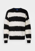 Gestreifter Pullover in Schwarz und Weiß aus weichem Material. Mit rundem Ausschnitt und langen Ärmeln. Die Streifen haben eine leicht verschwommene Textur.