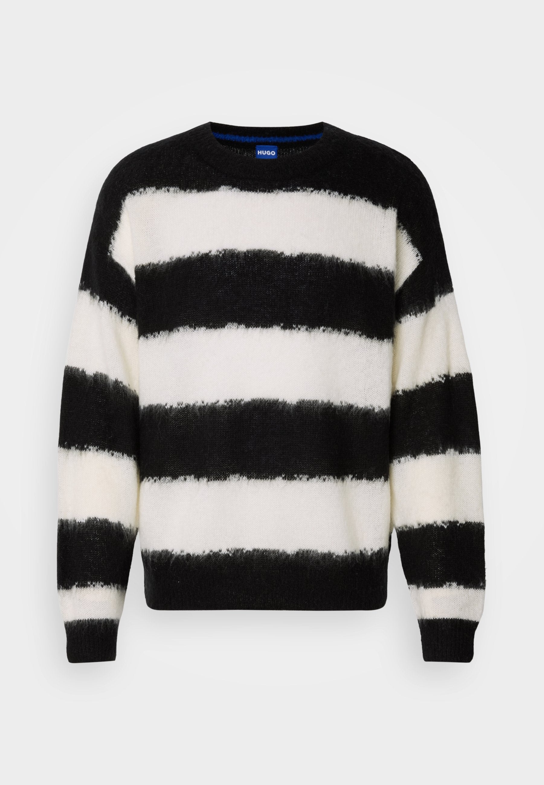 Gestreifter Pullover in Schwarz und Weiß aus weichem Material. Mit rundem Ausschnitt und langen Ärmeln. Die Streifen haben eine leicht verschwommene Textur.