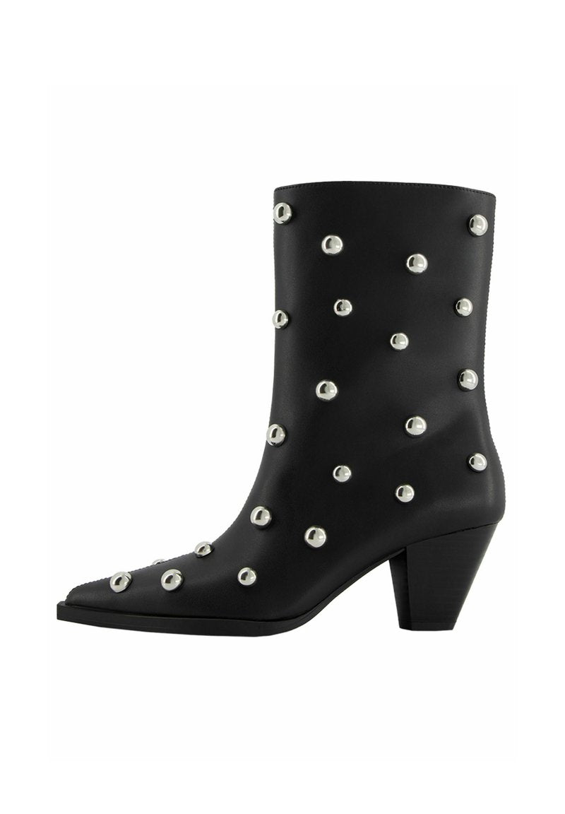 STUDDED  Media 1