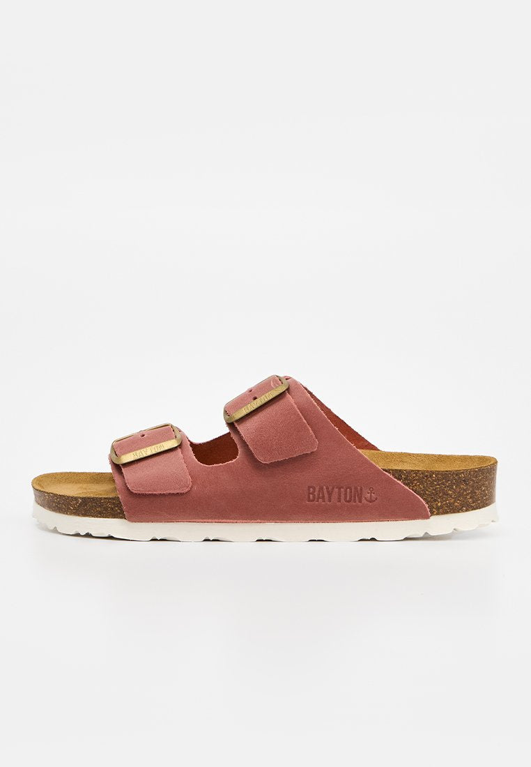 Offene rosa Wildleder-Sandale mit zwei verstellbaren Riemen, Korkfußbett, weißer Sohle und "BAYTON" Logo an der Seite.