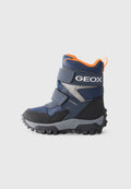 Marineblaue und graue wasserdichte Kinderstiefel mit orangefarbenen Akzenten, zwei verstellbaren Riemen, texturierter Gummisohle und verstärkter Zehenkappe für Langlebigkeit.