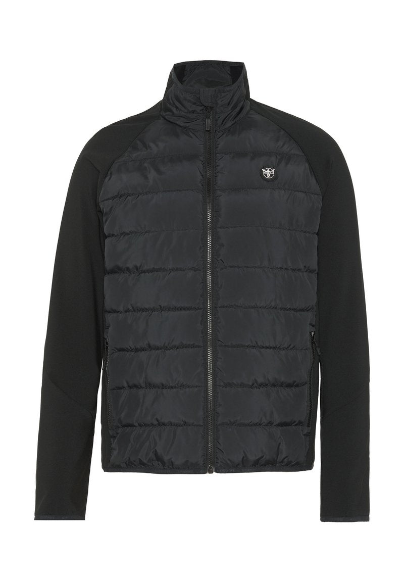 Schwarze isolierte Jacke mit durchgehendem Reißverschluss, gepolstertem Rumpf und elastischen Ärmeln. Verfügt über einen hohen Kragen und ein Logo auf der Brust.