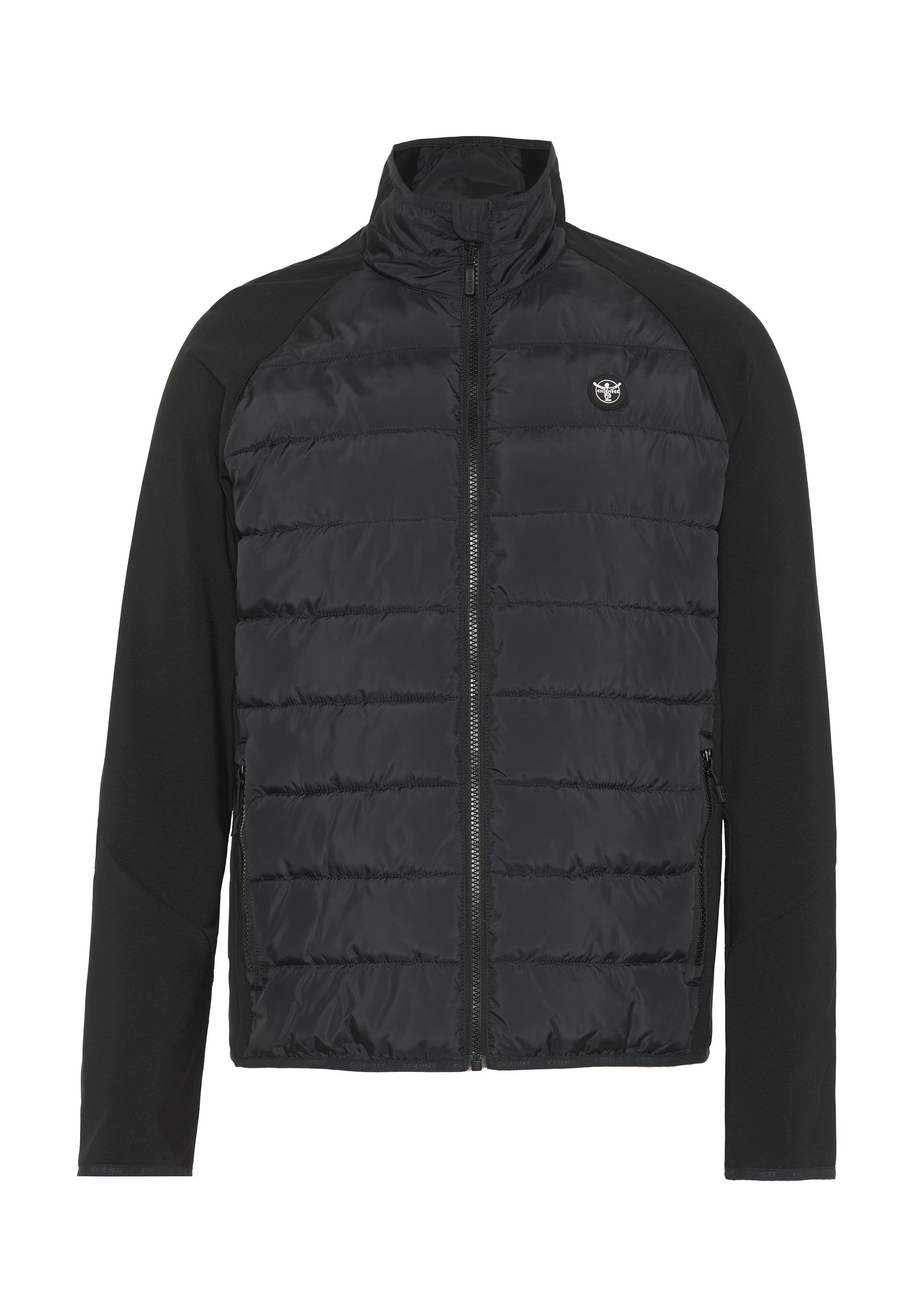 Schwarze isolierte Jacke mit durchgehendem Reißverschluss, gepolstertem Rumpf und elastischen Ärmeln. Verfügt über einen hohen Kragen und ein Logo auf der Brust.