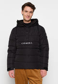 Schwarze Daunenjacke mit durchgehendem Reißverschluss, horizontalen Nähten und verstellbarer Kapuze. Mit einem weißen Logo und elastischen Bündchen.