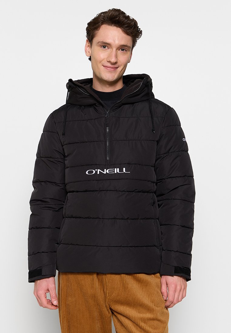 Schwarze Daunenjacke mit durchgehendem Reißverschluss, horizontalen Nähten und verstellbarer Kapuze. Mit einem weißen Logo und elastischen Bündchen.