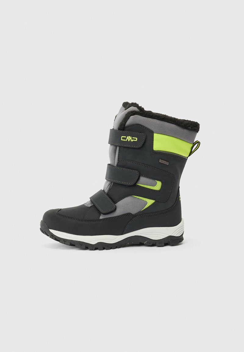 Schwarzer und grauer Winterstiefel mit limettengrünen Akzenten, drei Klettverschlüssen, dickem Profilsohle und einem Futter aus Kunstfell am oberen Rand.