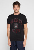 Schwarzes Baumwoll-T-Shirt mit roten, verwaschenen Texten und Grafiken, einschließlich eines Totenkopf-Emblems. Kurze Ärmel und runder Ausschnitt.