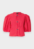 Rote Jacke mit Puffärmeln, runder Halslinie, vier Häkchenverschlüssen und einem glatten, strukturierten Stoff.