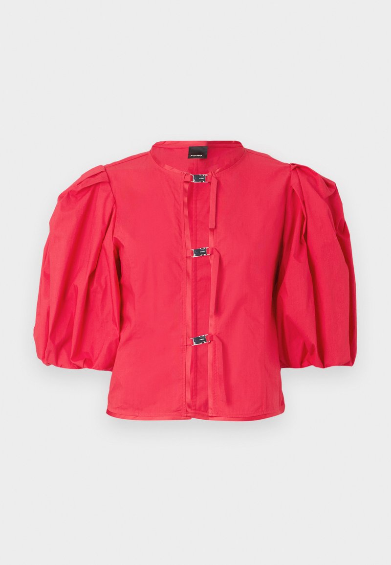 Rote Jacke mit Puffärmeln, runder Halslinie, vier Häkchenverschlüssen und einem glatten, strukturierten Stoff.