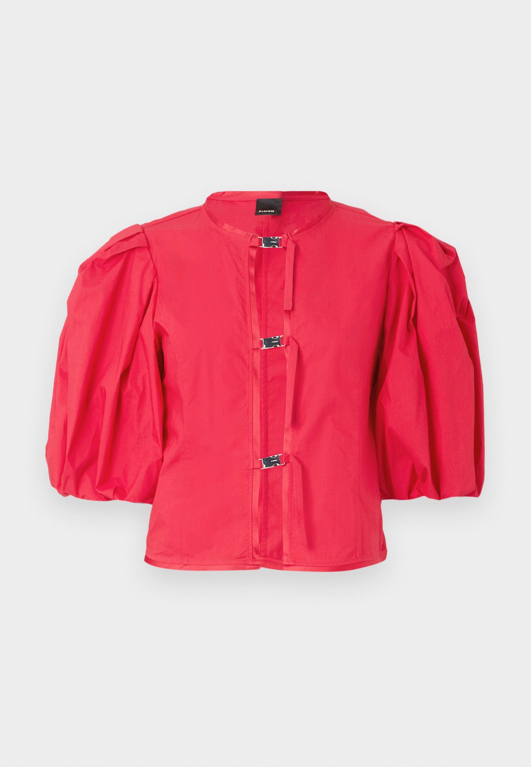 Rote Jacke mit Puffärmeln, runder Halslinie, vier Häkchenverschlüssen und einem glatten, strukturierten Stoff.