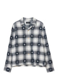 Kariertes Button-up-Hemd in Marineblau und Weiß, mit gesticktem Friedenssymbol und Sonne. Hergestellt aus weichem Stoff, mit lockerer Passform.
