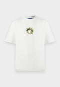 Weißes Baumwoll-T-Shirt mit einem grafischen Motiv einer lächelnden Sonne mit spitzen Strahlen und dem Text "HGO", Rundhals, entspannte Passform, kurze Ärmel.