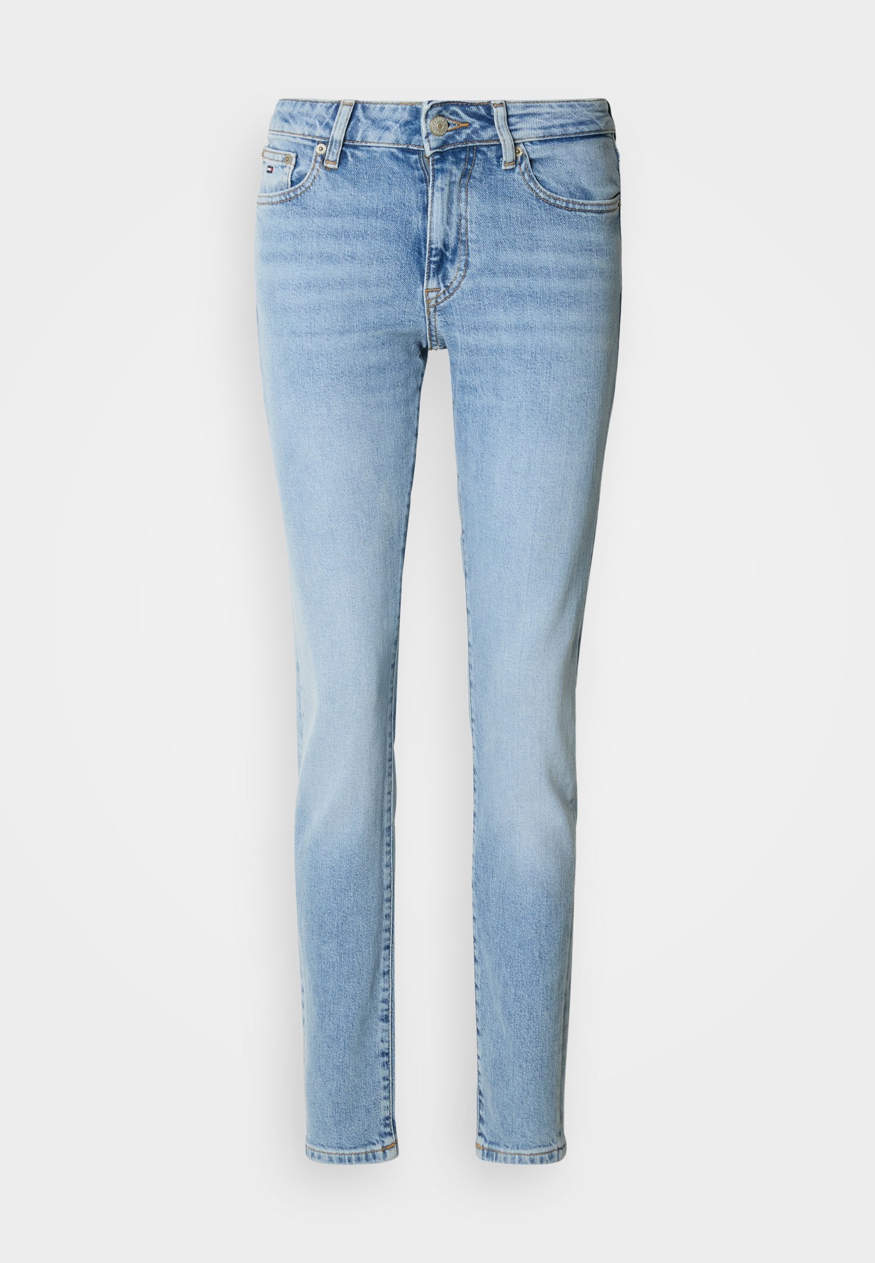 Hellblaue Jeans aus Denim mit schmaler Passform, mittelhoher Taille, Fünf-Taschen-Style und dezentem Ausbleichen an den Oberschenkeln. Klassische Stickdetails.