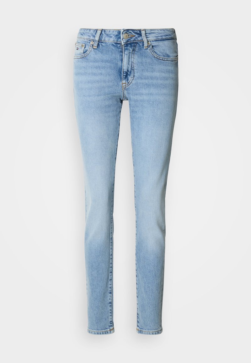 Hellblaue Jeans aus Denim mit schmaler Passform, mittelhoher Taille, Fünf-Taschen-Style und dezentem Ausbleichen an den Oberschenkeln. Klassische Stickdetails.