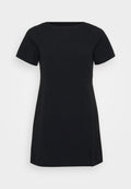 Kurzes schwarzes Kleid mit kurzen Ärmeln, rundem Ausschnitt und seitlichen Schlitzen. Hergestellt aus glattem Stoff mit taillierter Passform und minimalen Nähdetails.