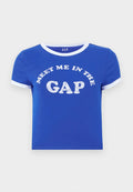 Blaues Baumwoll-T-Shirt mit einem weißen Rundhalsausschnitt und Ärmelbündchen. Mit Fronttext "MEET ME IN THE GAP" in abgenutztem weißen Druck.