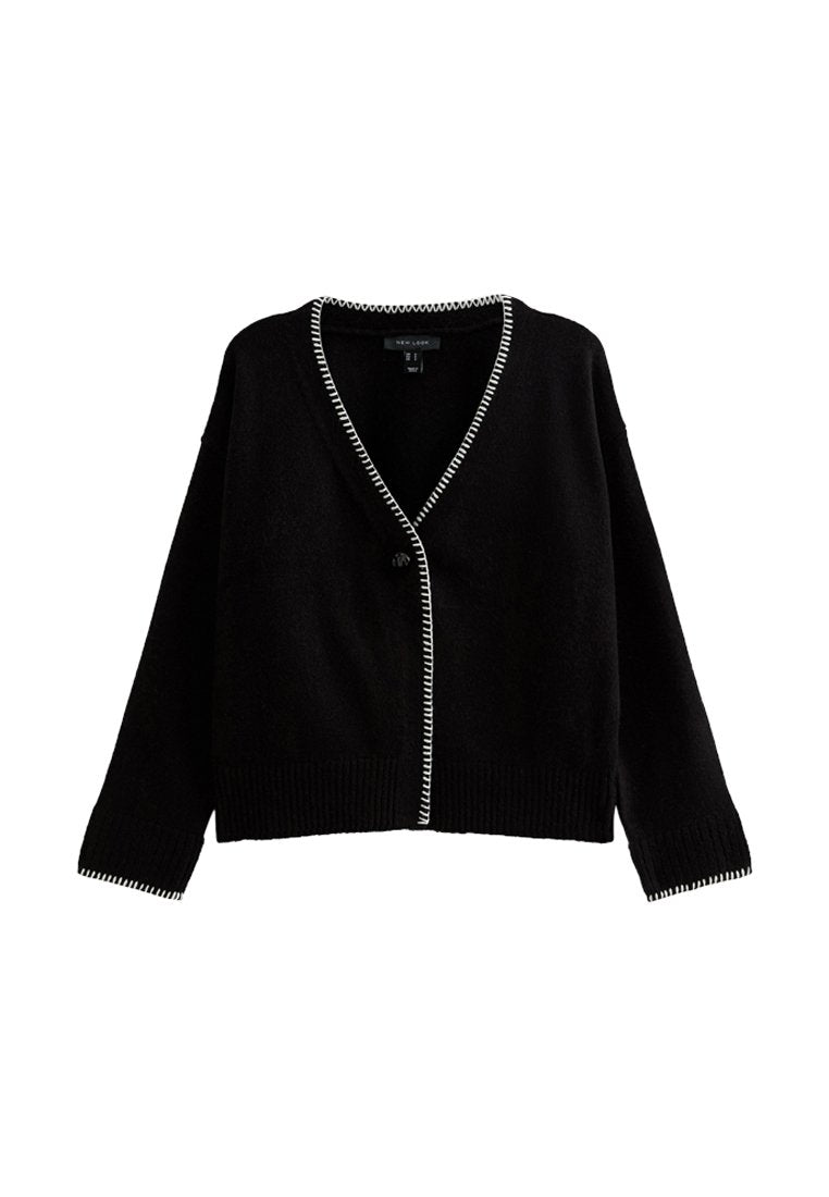Schwarze Strickjacke mit V-Ausschnitt, Knopfleiste und weißen Kontrastnähten am Kragen und an den Bündchen. Weicher, strukturierter Strickstoff.