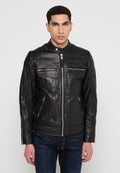 Schwarze Lederjacke mit hohem Kragen, Reißverschluss vorne und mehreren Reißverschlusstaschen. Mit gesteppten Schultern und taillierter Passform.