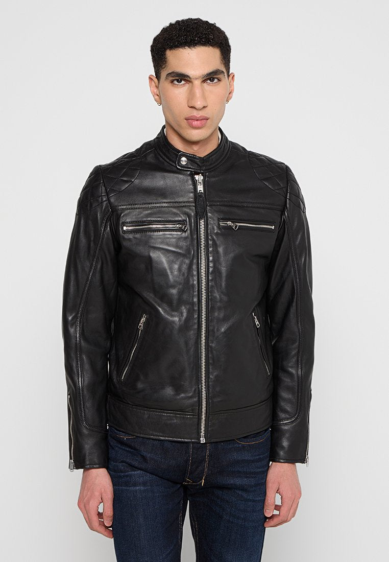 Schwarze Lederjacke mit hohem Kragen, Reißverschluss vorne und mehreren Reißverschlusstaschen. Mit gesteppten Schultern und taillierter Passform.