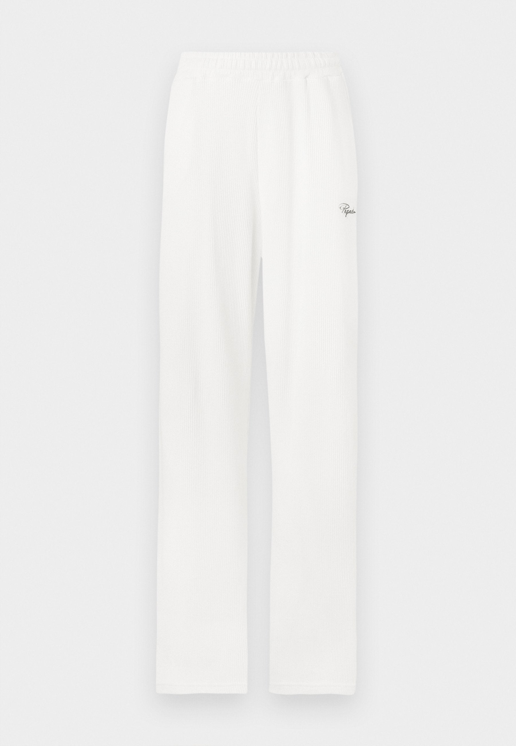 Weiße, gerippte Lounge-Hosen mit einem elastischen Bund und einem kleinen dekorativen Logo auf der linken Seite. Gerades Bein und weiche Textur.