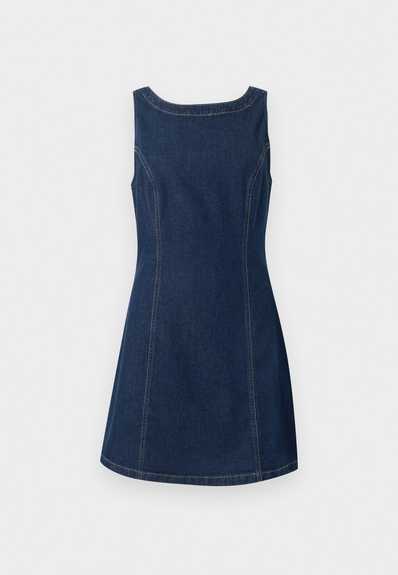 Ärmelloses dunkelblaues Denimkleid mit weitem Ausschnitt und sichtbaren vertikalen Nahtsteppungen vorne und an den Seiten.